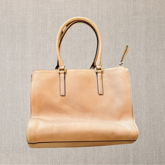 GUESS Tote Stye Handbag - Picture 2 of 16